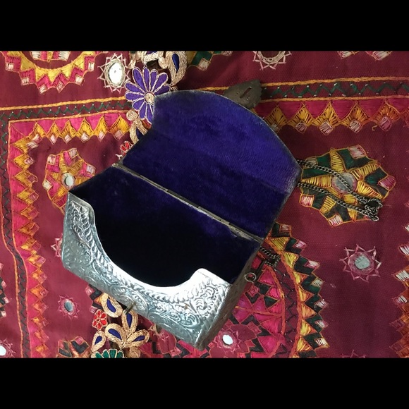 NEW “RARE” Antique silver toned purse with design - Picture 2 of 8